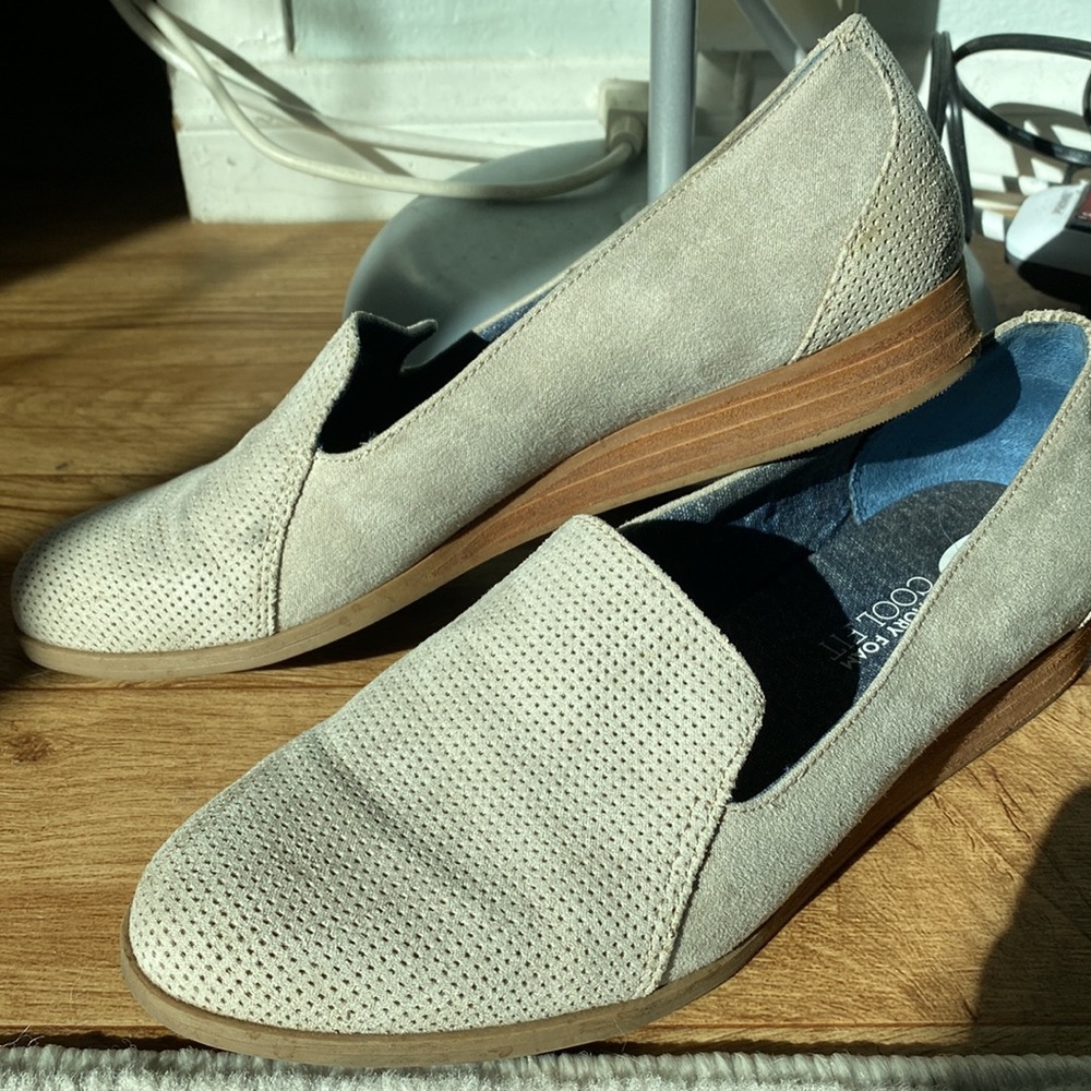 Dr. Scholl’s Memory Foam light grey flats. Perforated slipper flats